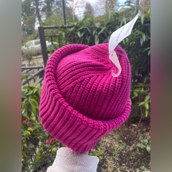 Coach women Fuchsia Knit Hat. NWT - Picture 6 of 12